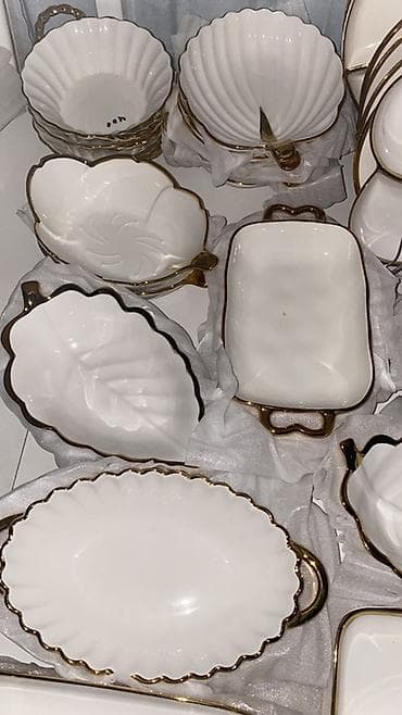 Набор сервировочных блюд и тарелок из белой керамики/фарфора с золотым