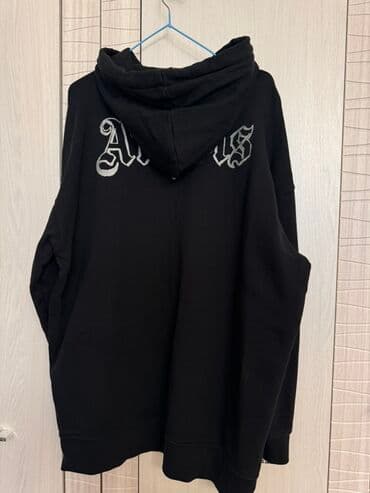 Киреге берилүүчү кийимдер: Черное унисекс худи с капюшоном и карманом-кенгуру. Спереди крупный — 4