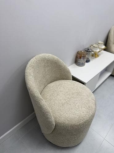 small table: Столик + два кресла комплектом - Два мягких кресла бежевого цвета — 3