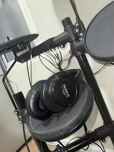 студия фото: YAMAHA DTX 432K - электронная ударная установка наушники - Roland — 4