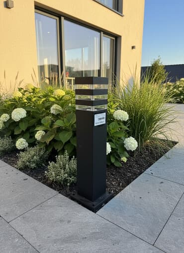 лампа уличная: Черный уличный фонарь на пьедестале, предназначенный для наружного — 1