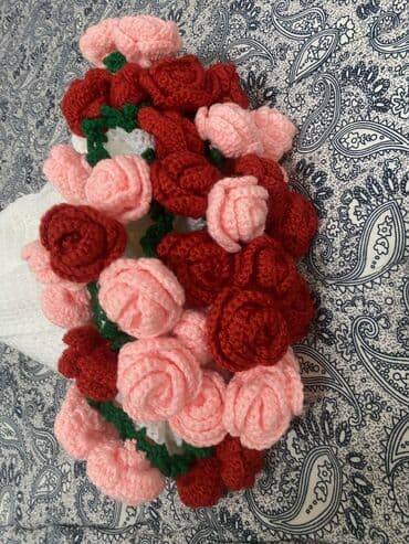 искусственные розы: Вязаная композиция «Коробка с розами» - Состав: букет из вязаных — 6