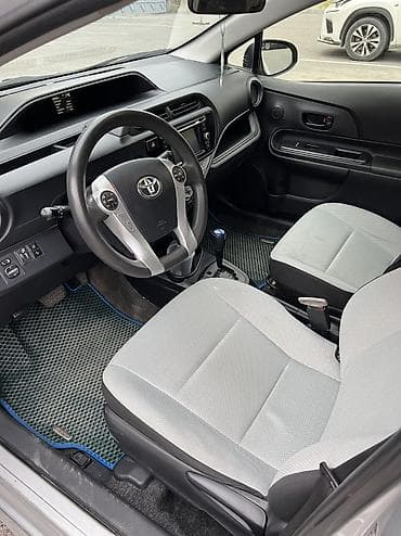 Продажа авто: Toyota Prius C: 2017 г., 1.5 л, Автомат, Гибрид, Хэтчбэк — 8