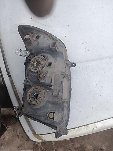 замена газовых фильтров: Передняя левая фара Toyota Оригинал — 3