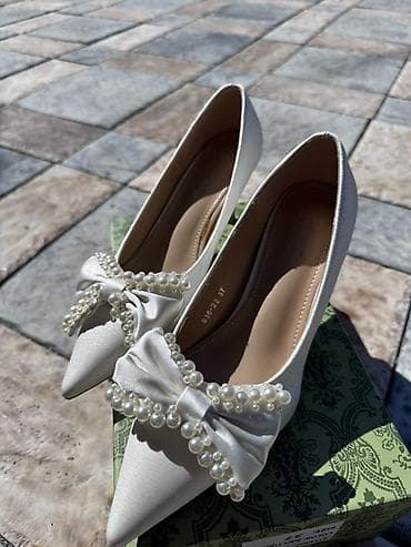 foot patch: Элегантные женские туфли-лодочки цвета айвори с заострённым носком — 1