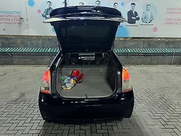 таёт: Toyota Prius: 2011 г., 1.8 л, Вариатор, Гибрид, Хэтчбэк — 5