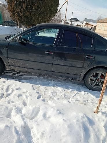 Черный седан (4 двери) с тонированными стеклами и легкосплавными