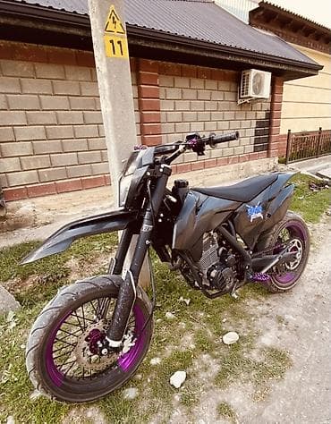 мотоци: Мотоцикл в стиле супермотард с яркими фиолетовыми элементами - — 1