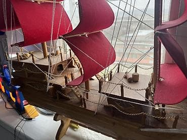 Спорт и хобби: Декоративная модель парусника с красными парусами - Материал корпуса — 1