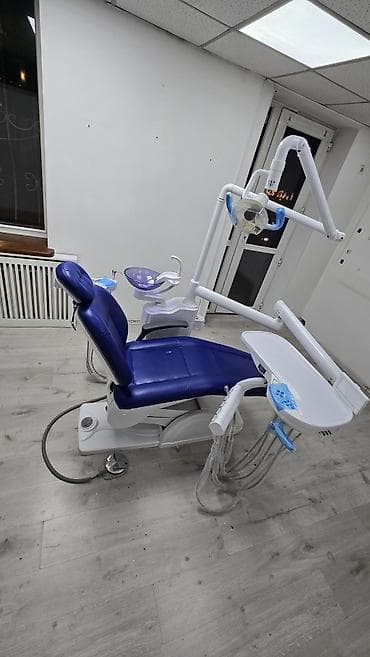 Стоматологическая установка с креслом и верхней подачей инструментов