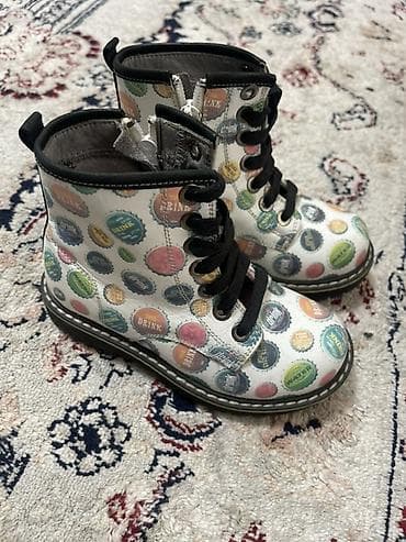 Жаш балдар үчүн үстүлөр жана көйнөктөр: Детские ботинки с принтом «крышечки от напитков» - Высокая шнуровка — 1