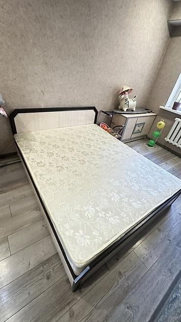 мебель спальни кровати: Двуспальная кровать, Б/у, С матрасом, длина - 200 см — 1
