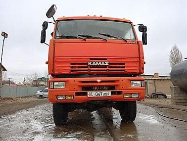 Самосвал КАМАЗ, оранжевого цвета, колесная формула 6x6 (трехосный)