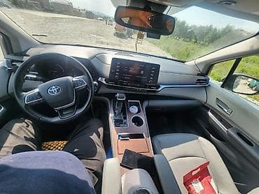 8: Toyota Sienna: 2021 г., Гибрид, Минивэн — 7