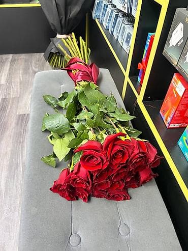 местные розы: Букеты из свежих роз - Классические красные и ярко‑розовые розы с — 1