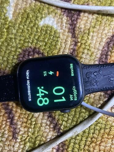 Смарт‑часы с прямоугольным сенсорным дисплеем и черным ремешком с