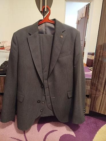 Костюмы: Мужской костюм-тройка, классический серый. Состав комплекта: - Пиджак — 5