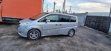 Минивэн серебристого цвета. - Кузов: компактный однообъёмник с