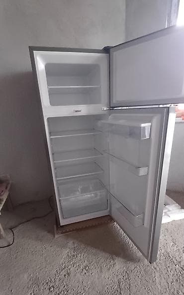 Холодильник Hisense, серый (inox), верхняя морозильная камера. 1 жыл