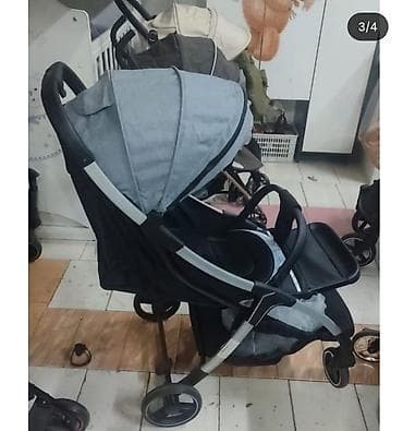 Прогулочная коляска с расширенным капюшоном и передним защитным