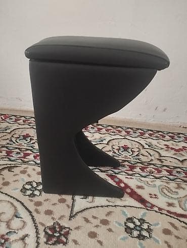 полик тайота ист: Подлокотник Toyota, цвет - Черный, Б/у, Самовывоз — 1