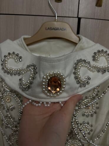 фата на девичник: Продаю шикарное платье ручной работы есть длинный жилет, внутри — 5