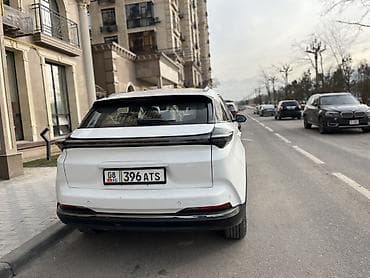 спорт купе: Электромобиль кроссовер, белый кузов с чёрной крышей. Современный — 6