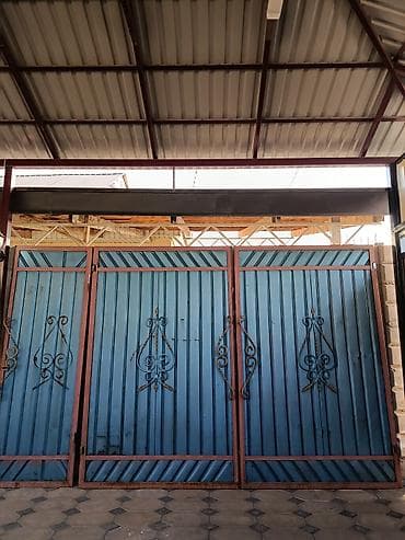 тиски кузнечные: Длина 3.70 м. Металлические распашные ворота из профнастила с коваными — 3