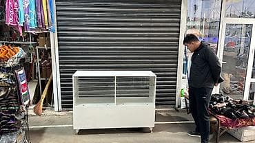 Соода таразалары: Торговая витрина с раздвижными стеклянными дверцами. - Материал — 1