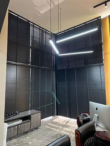 жалюзи горизонтальные алюминиевые: Горизонтальные жалюзи из алюминиевых ламелей, цвет — глубокий — 1