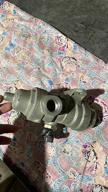 Пневмоклапан-регулятор и карданный крестовина (комплект запчастей)