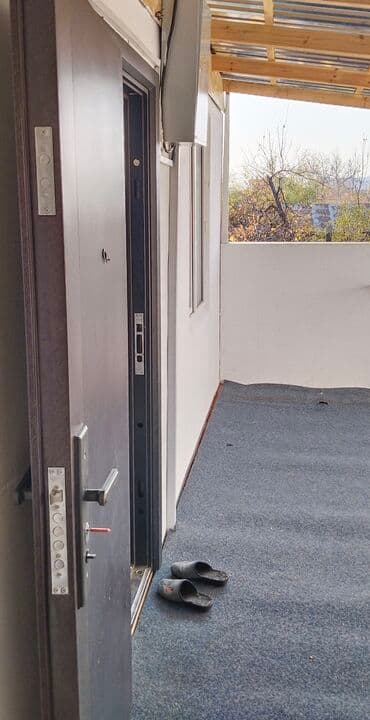 дом 1 комната: Собственник  (жеке сектор) айына 30 000 сом,  коммуналдык — 8