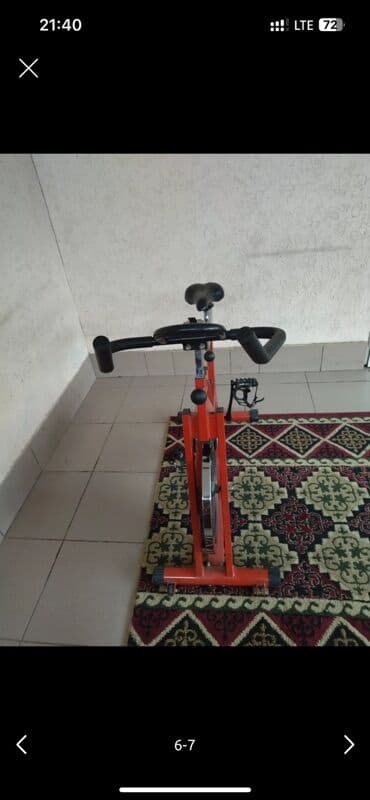 Спин-байк (велотренажер) для домашних и студийных кардио‑тренировок