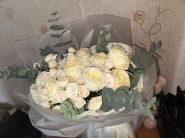 букет мандарин: Букет из белых роз с эвкалиптом - Пышная композиция из кремово-белых — 4