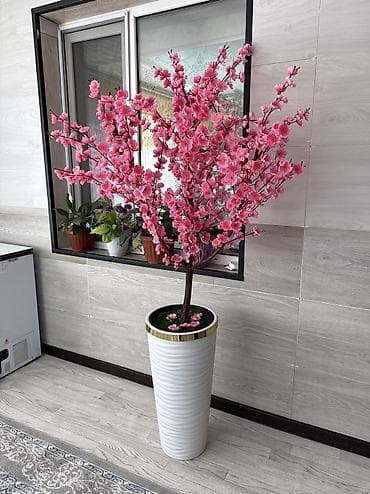 Декор жана интерьер: Декоративное цветущее дерево с розовыми соцветиями в высоком напольном — 4