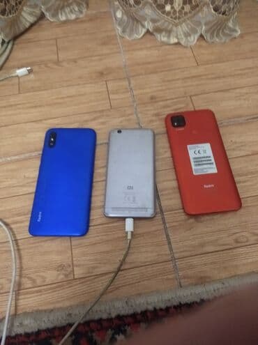 скупка телефон: Три смартфона Xiaomi Redmi разных моделей и цветов. Один из них — 2