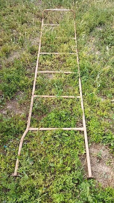 Лестница, самодельная, сварена из труб, тяжёлая. Длина 2,70 м, ширина