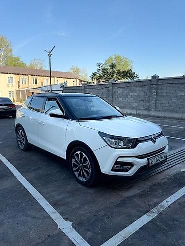 Компактный кроссовер белого цвета с черной крышей и рейлингами