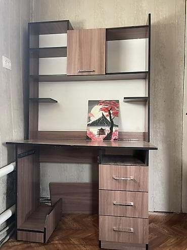 study table: Компьютерный/письменный стол с надстройкой и большим количеством мест — 1