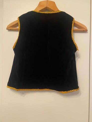 винтажные одежды: Детская жилетка, красиво вышита. На мальчика — 2