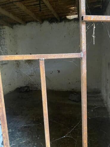 сдаю дом без хозяин: Сдается помещение 1500тыс КВ м имеются 3 сарая 1навес 1конюшня — 2