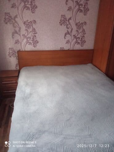 кровать и шкаф: Спальный гарнитур в классическом стиле, цвет тёплый орех. Состав — 2