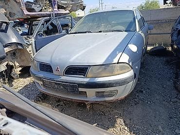 дверные карты е39: Mitsubishi Carisma (седан), серебристый цвет, дорестайлинг. Автомобиль — 1
