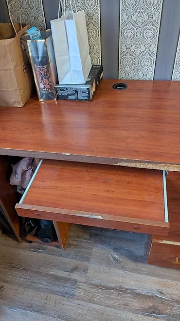 стол для компьютера бу: Компьютерный стол, Б/у, С полками — 2