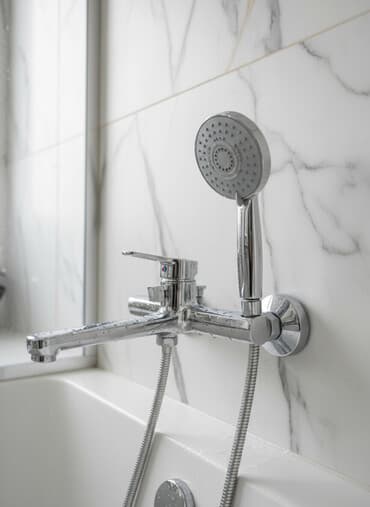 купить смеситель для ванны бишкек: Смеситель для ванны и душа, Ручной душ, Установка: Наружный монтаж, Материал: Латунь, Функции: Без функций — 1