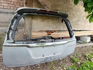 Крышка багажника Suzuki
