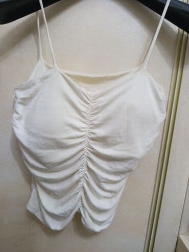 платье футляр с открытыми плечами: Классическая женская рубашка белого цвета, выполненная из легкого — 10