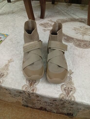 продаю в связи с переездом: Мужские кроссовки, 42, Новый, цвет - Бежевый — 2