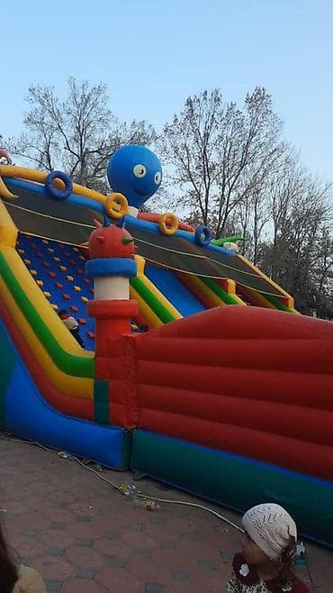 Надувной детский игровой комплекс с горкой и полосой препятствий -