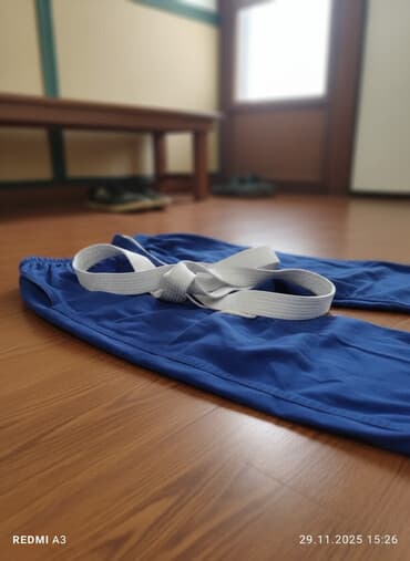 Кимоно для борьбы/дзюдо синего цвета с белым поясом. Комплектация: -